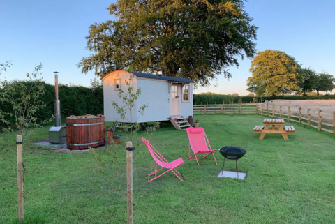 Airbnb - Secluded Stargazing Romantic Shepherds hut&hot tub