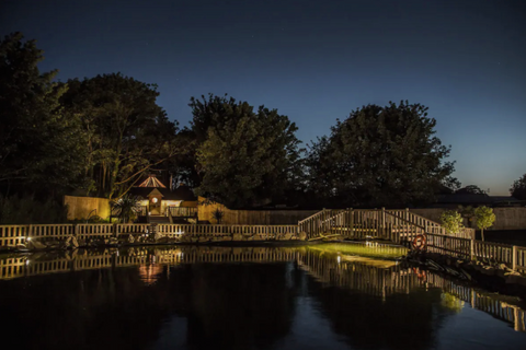 Airbnb - Romantic Treehouse